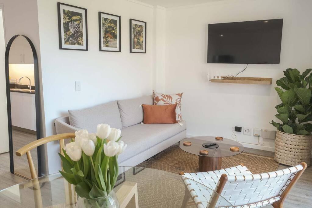Chic 1-bedroom Retreat With Mountain Views *