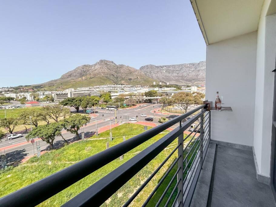 Apartment Chic 1-bedroom Retreat With Mountain Views *