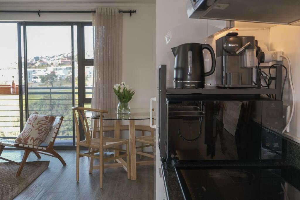 Chic 1-bedroom Retreat With Mountain Views * Kapstadt
