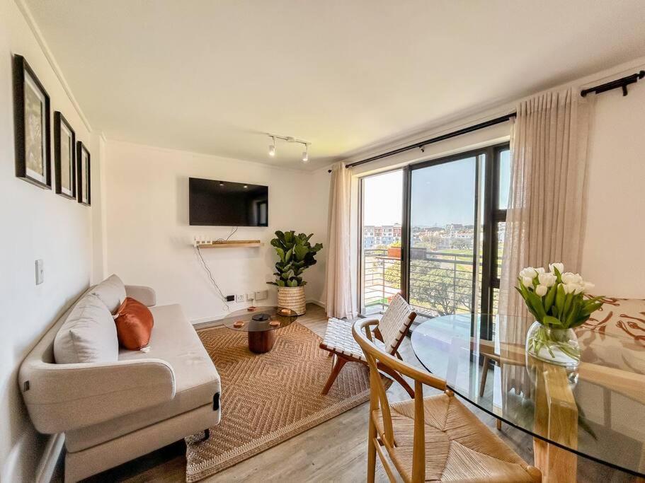Chic 1-bedroom Retreat With Mountain Views Apartment